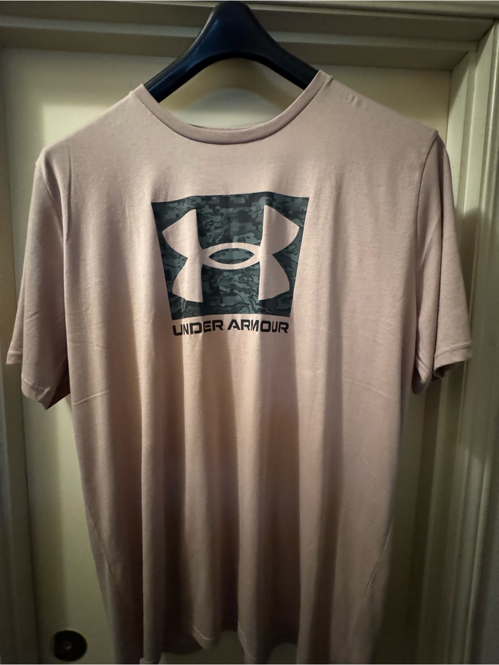 Under Armour Men’s Short Sleeve Logo Tee in Dusty Pink with Camouflage Logo
